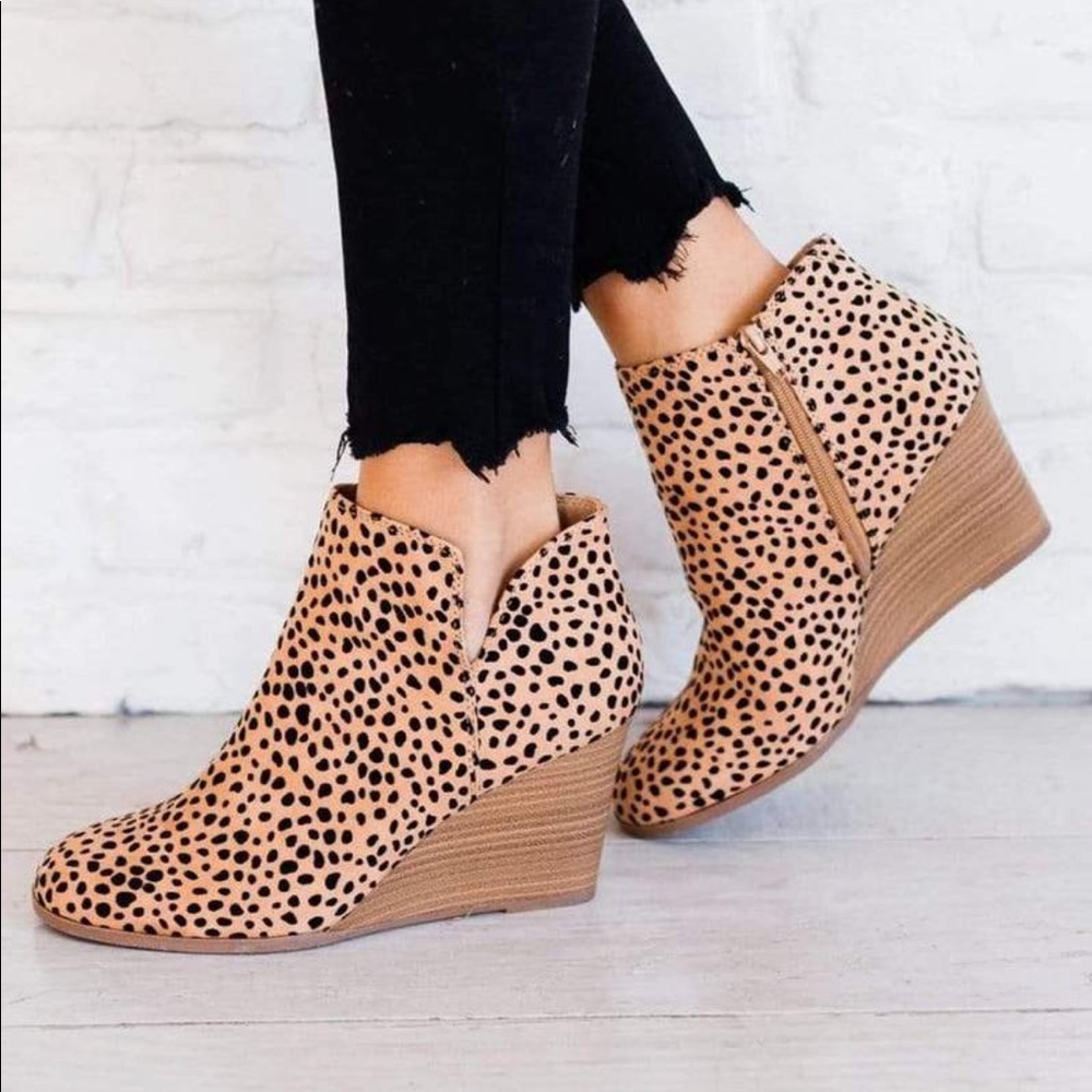 NWT 8.5 Cheetah Booties!